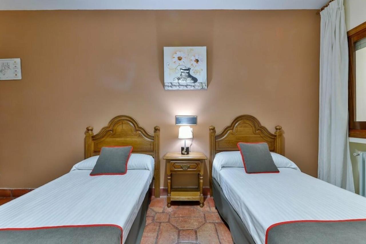 Hostal Alfonso XI Guadalupe  Exterior photo